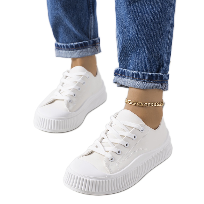 Beige sneakers på Zargan-plattformen