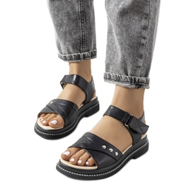 Svarta sandaler på Meis-plattformen