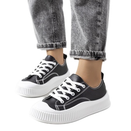 Svarta sneakers på Zargan-plattformen