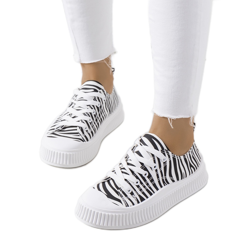 Svarta och vita sneakers på Chovka-plattformen