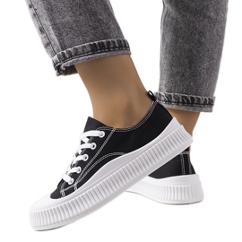 Svarta sneakers på Chovka-plattformen