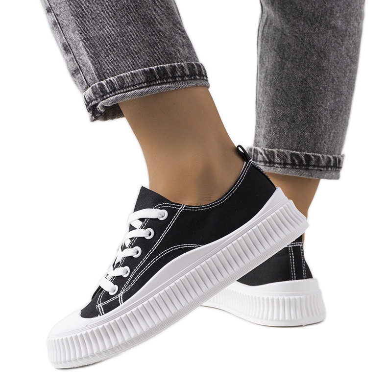 Svarta sneakers på Chovka-plattformen