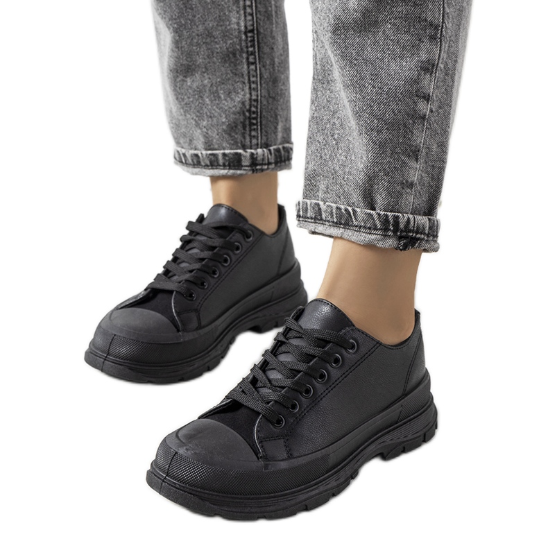 Svarta sneakers på en tjock Nurbik-sula