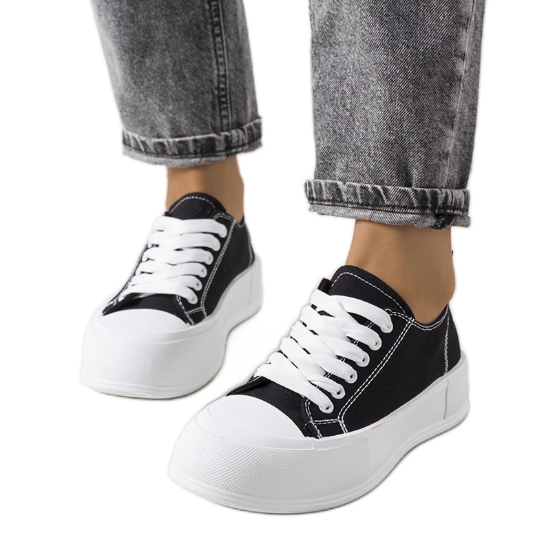 Svarta sneakers på Louisal-plattformen