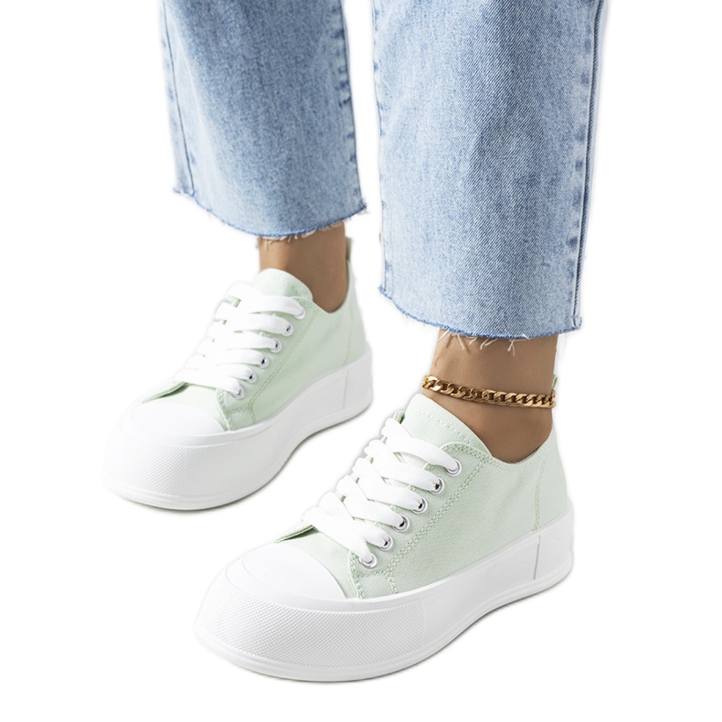 Gröna sneakers på Louisal-plattformen
