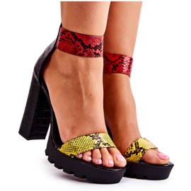 Fashionabla sandaler på en massiv bar Multikolor Elisen svart röd gul