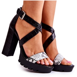 Fashionabla sandaler på en stång Svartvit orm Rammis