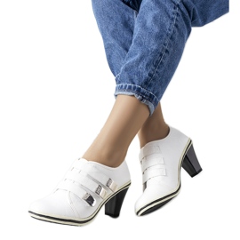 Vita skor på Payla stolpen