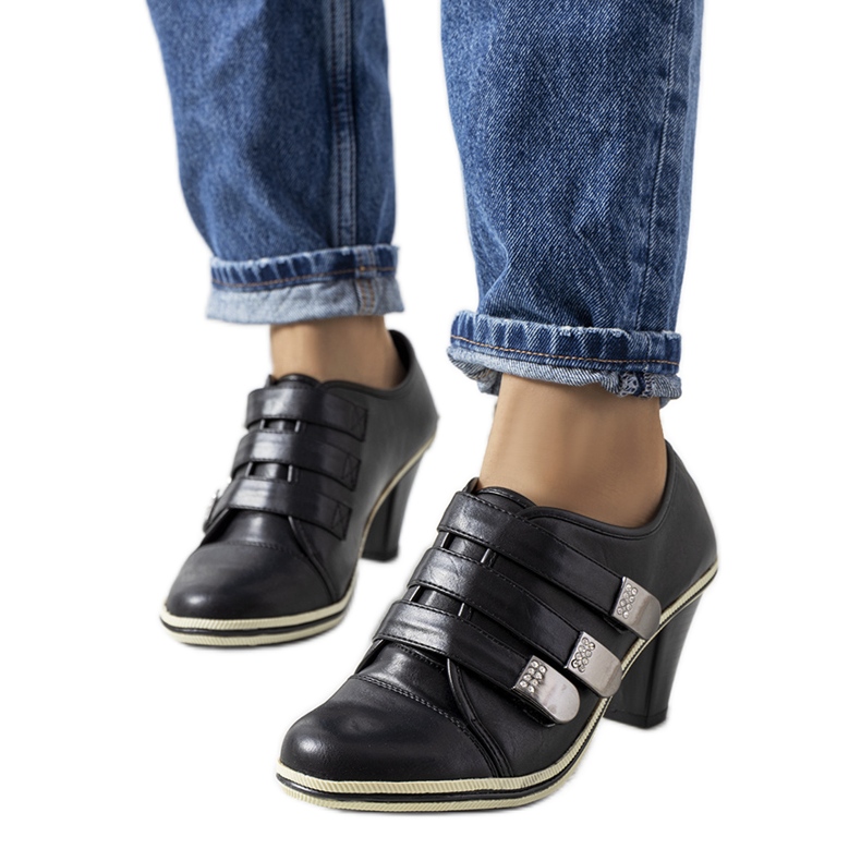 Svarta brogues på Payla-posten