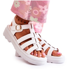 PG1 Fashionabla sandaler med vita Malien-remmar