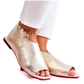 Nicole Lädersandaler På En Gyllene Clorie Slider