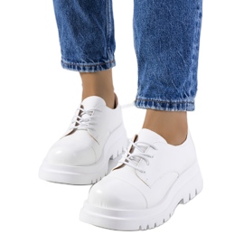 Vita skor på traktorsula från Henta