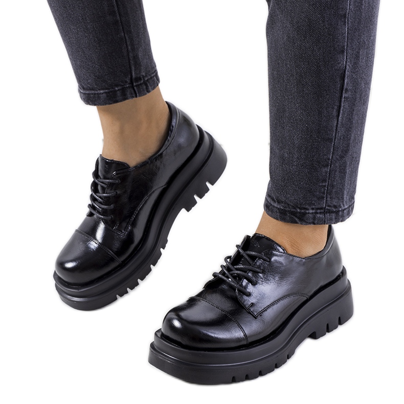 Svarta skor på traktorsula från Henta