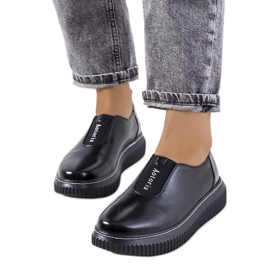 Svarta brogues på Siddons plattform