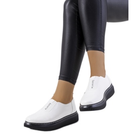 Vita brogues på Siddons plattform