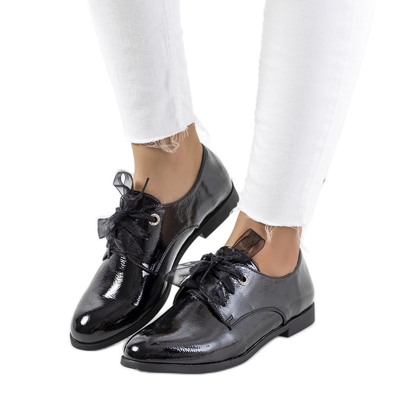 Svartlackade skor från Swisher