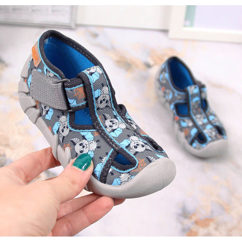 Kardborre barntofflor med fladdermus Befado grå