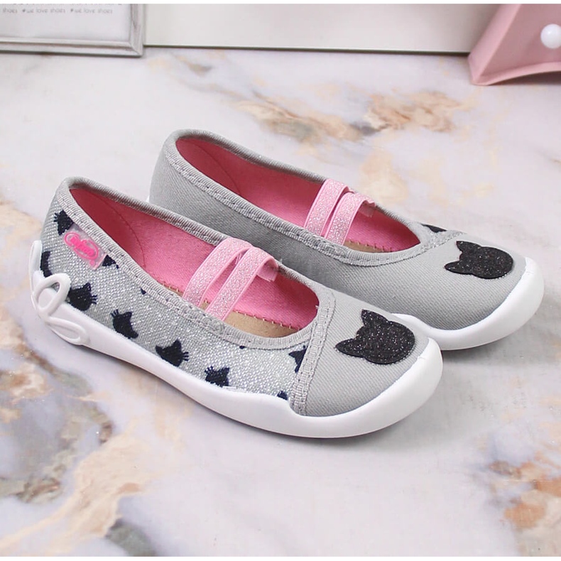 Tjejtofflor på ett elastiskt band med en kattslip på grå Befado