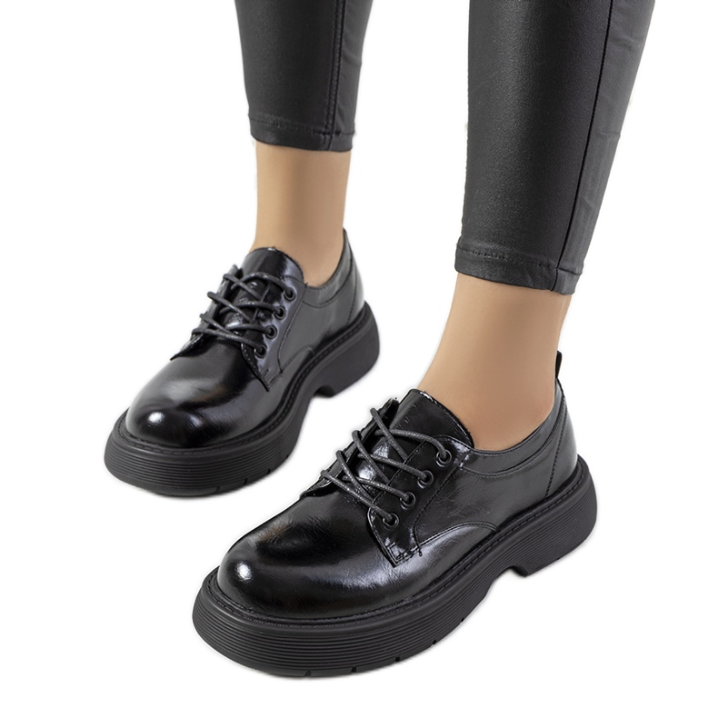 Svarta snörningar på Henris plattform