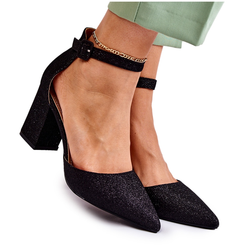 WS1 Blanka Svarta Amira Pumps På En Bar