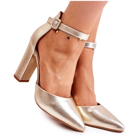 WS1 Läderpumpar På En Hög Gyllene Salira-pelare