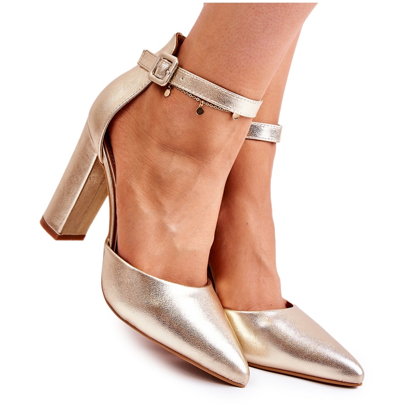 WS1 Läderpumpar På En Hög Gyllene Salira-pelare