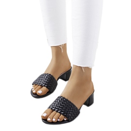 Svarta vävda tofflor på Verdun-stolpen