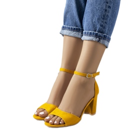 Senapssandaler på Poletstolpen gul