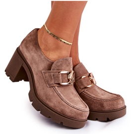 PL5 Mörkbeige Harmell eleganta skor på en pelare med en gyllene prydnad brun