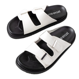 Vita tofflor på Boonah-plattformen