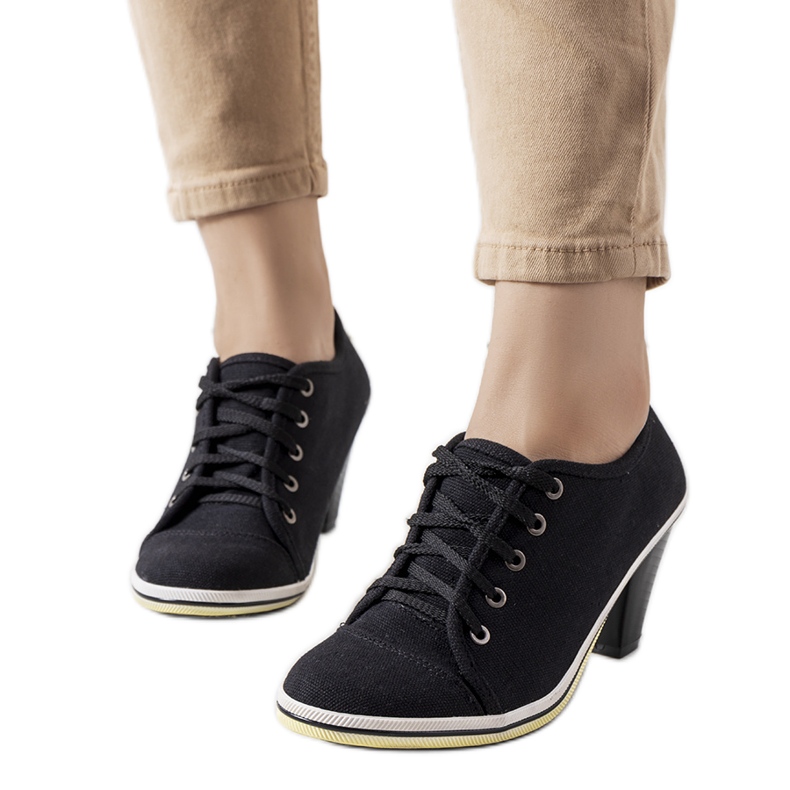 Svarta brogues på Belisle-posten