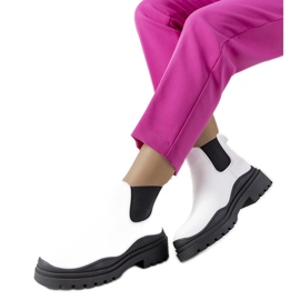 Vita stövlar på hög Wekey-sula