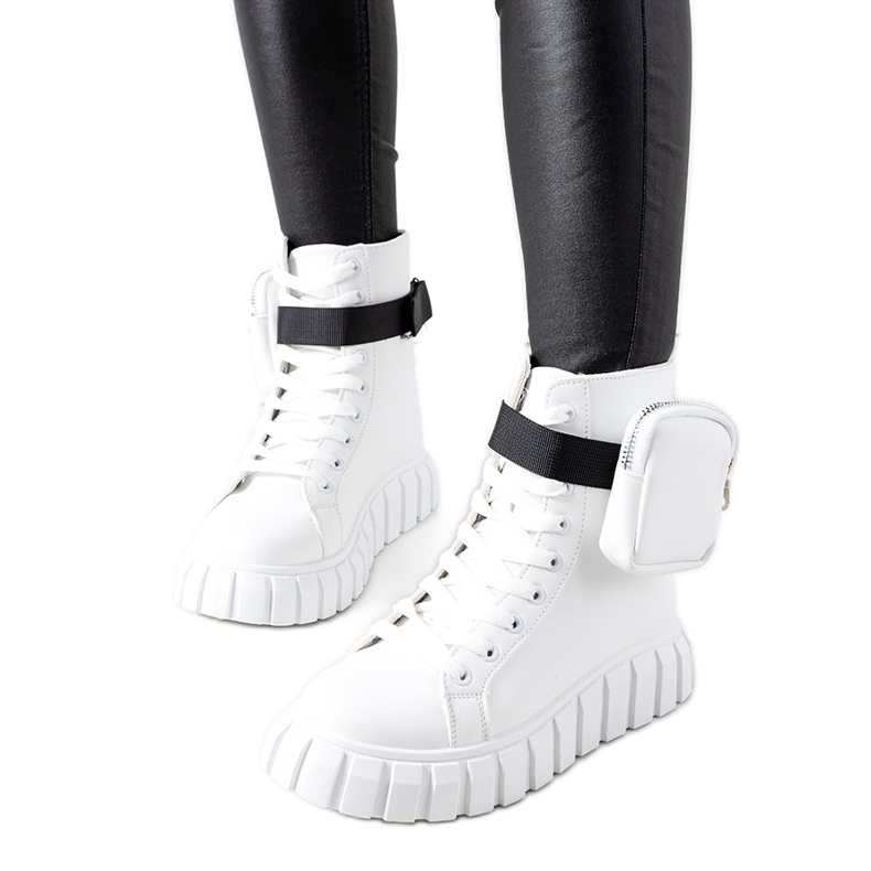 Vita sneakers på Haver-plattformen