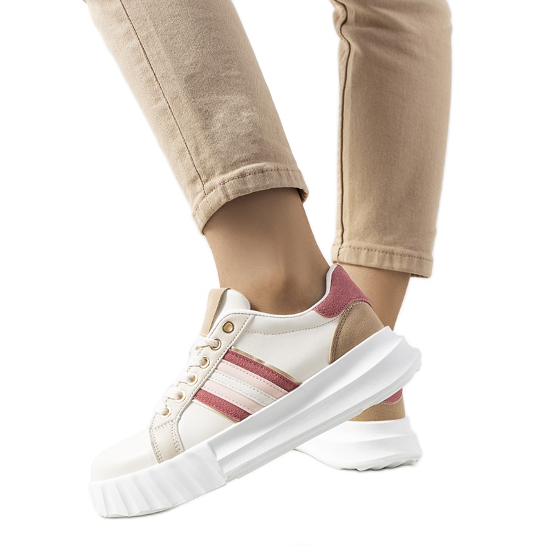 Beige sneakers på Prinsep-plattformen