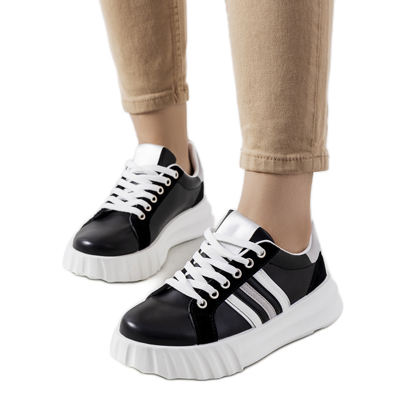 Svarta sneakers på Prinsep-plattformen