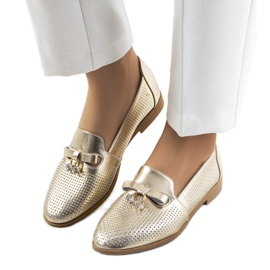 Gyllene genombrutna loafers gjorda av naturligt Curi-läder