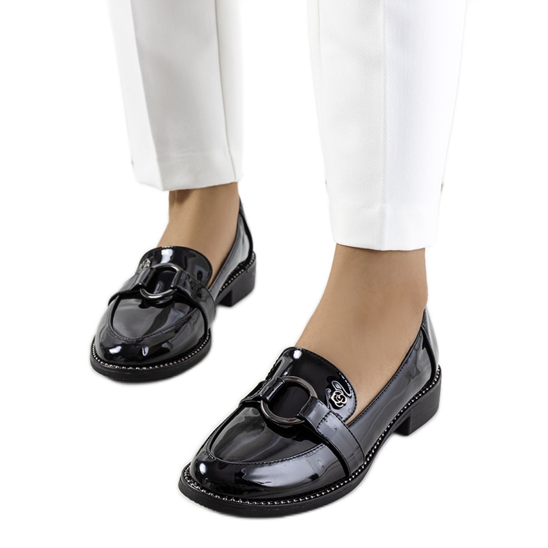 Svartlackade skor från Aveni