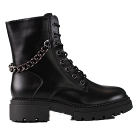 Svarta damväskor med en Shelovet-kedja på en tjock plattform