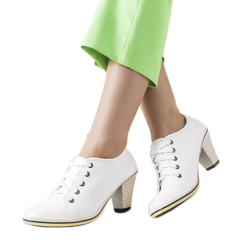 Vita brogues på Belisle-stolpen