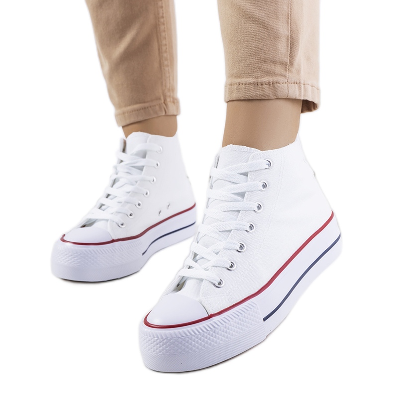 Vita sneakers på Korgay-plattformen