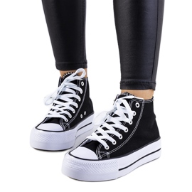 Svarta sneakers på Korgay-plattformen