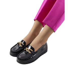 Svarta loafers på Travessa-plattformen