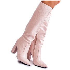 Trendiga Beige Konstantstövlar På En Bar