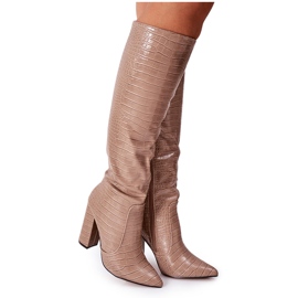 Fashionabla Mörk Beige Konstantstövlar På En Bar