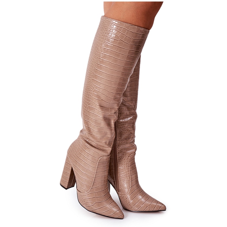 Fashionabla Mörk Beige Konstantstövlar På En Bar