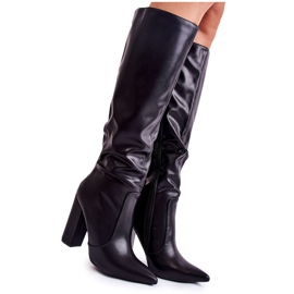 WD1 Klassiska Svarta Stövlar På En Bar Mayra