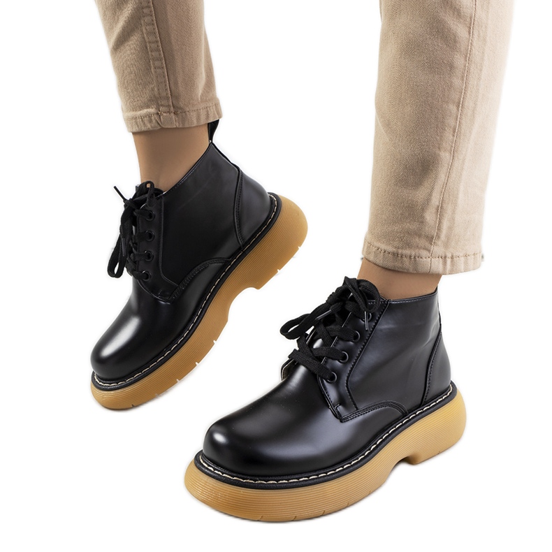 Svarta stövlar från Redelek