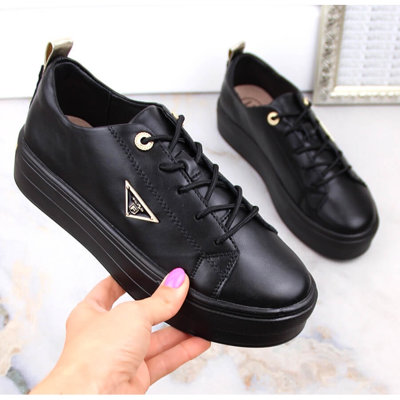 Damskor i läder på den svarta Filippo-plattformen