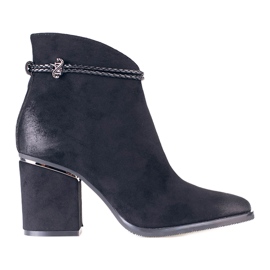 Svarta mockastövlar på W. Potocki-stolpen