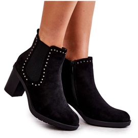 PG1 Svarta Cambia Mockastövlar Med Dubbar På En Stolpe